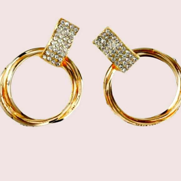 🥰3x HOST PICK🥰 Classic Updated Doorknocker Post Drop Hoop Earring - Picture 1 of 2